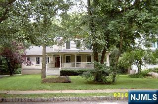 4 Lee Court