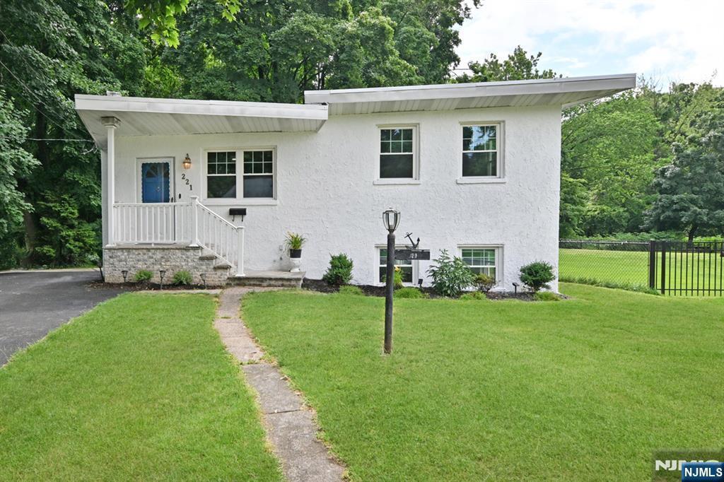 221 Lakeview Drive