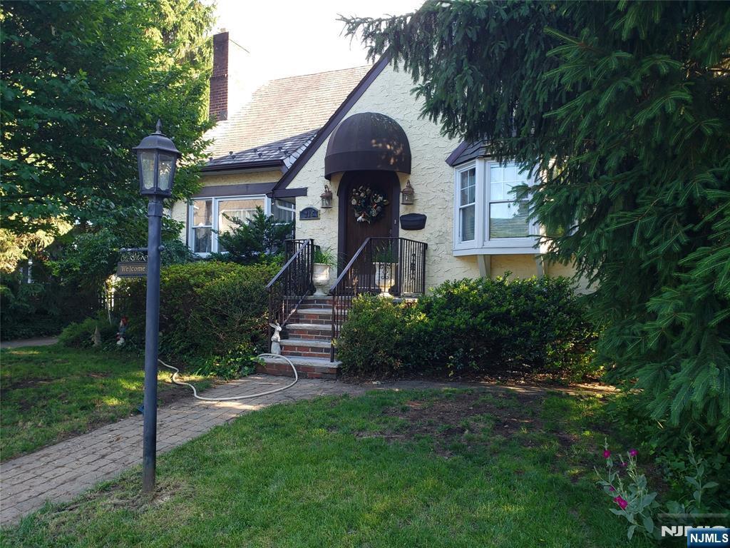216 N Ross Place