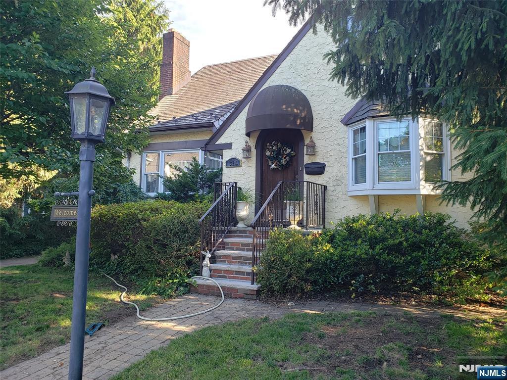 216 N Ross Place