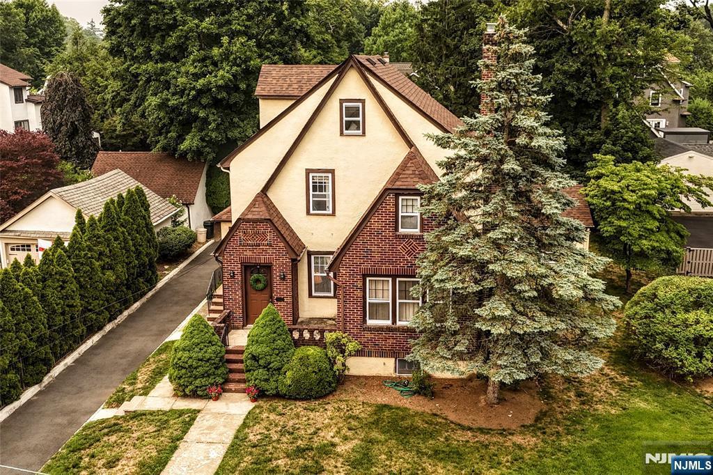 255 Pearsall Avenue